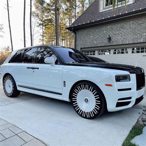 rolls royce cullinan on 28s.